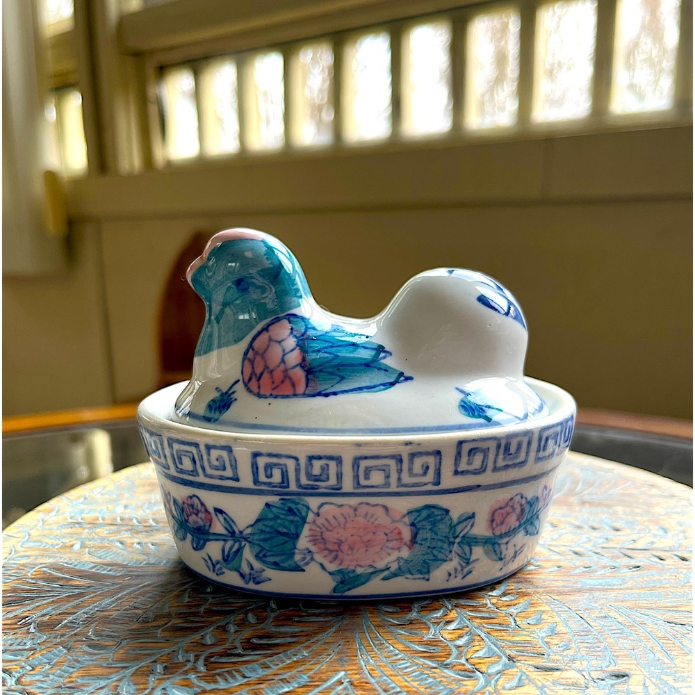 Porcelain hen on a nest with lid 4-5in